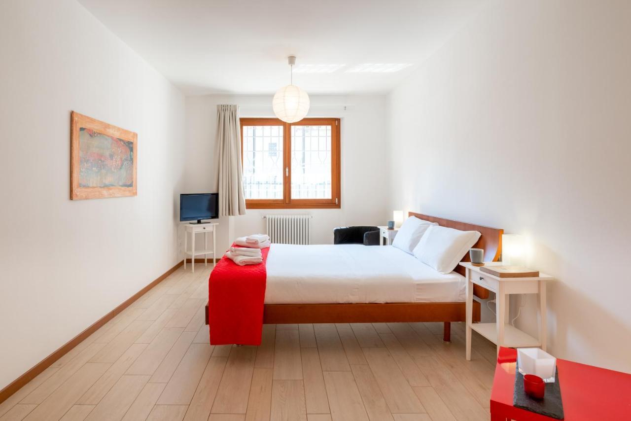 Santa Rita Roomy Apartments Padova Bagian luar foto
