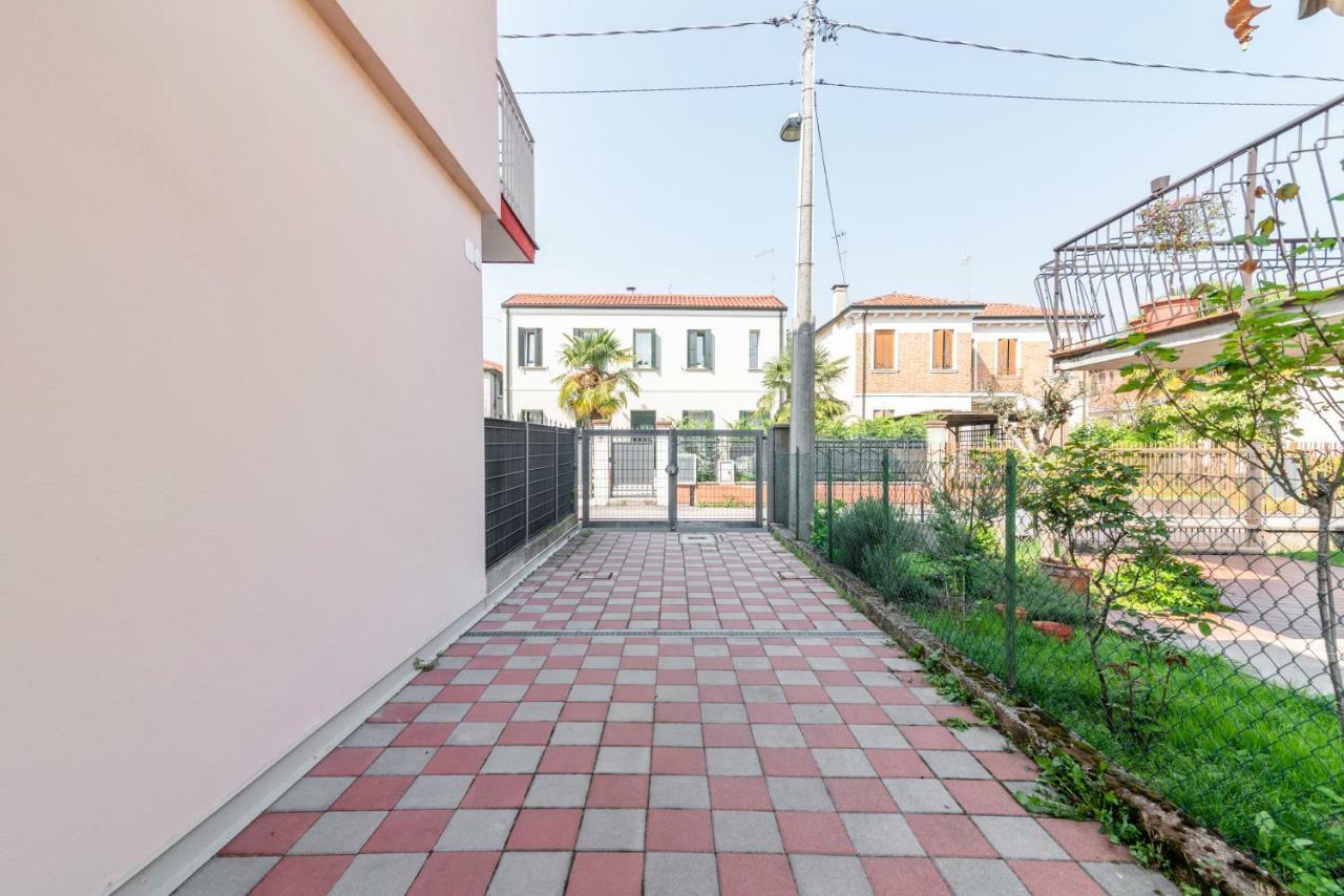 Santa Rita Roomy Apartments Padova Bagian luar foto